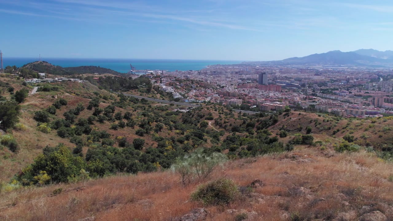 Cidade de Málaga durante o dia, vista aérea lateral, Espanha.
