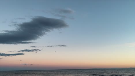 Un-Avión-Está-Volando-En-El-Mar