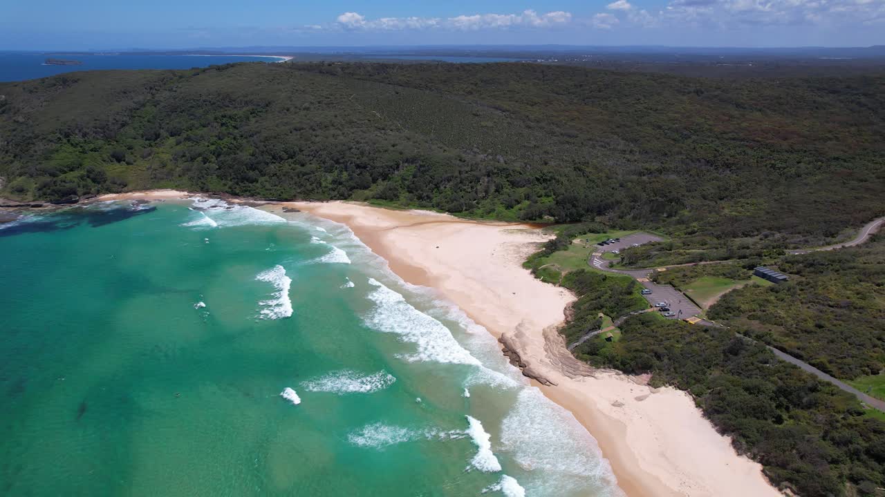 Sorvolando Frazer Beach nel Nuovo Galles del Sud, Australia - Ripresa con drone