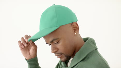 hombre afroamericano con gorra de pico verde con espacio de copia en fondo blanco