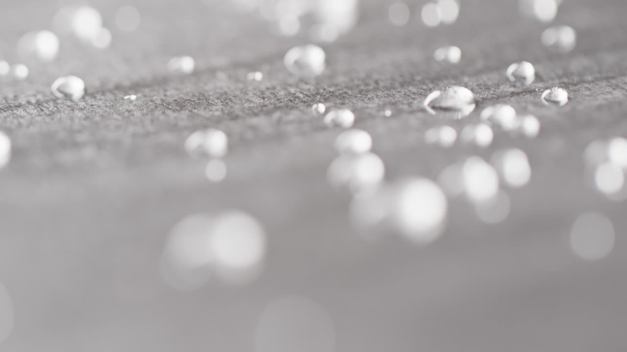 micro vídeo de primer plano de gotas de agua con espacio de copia en fondo gris