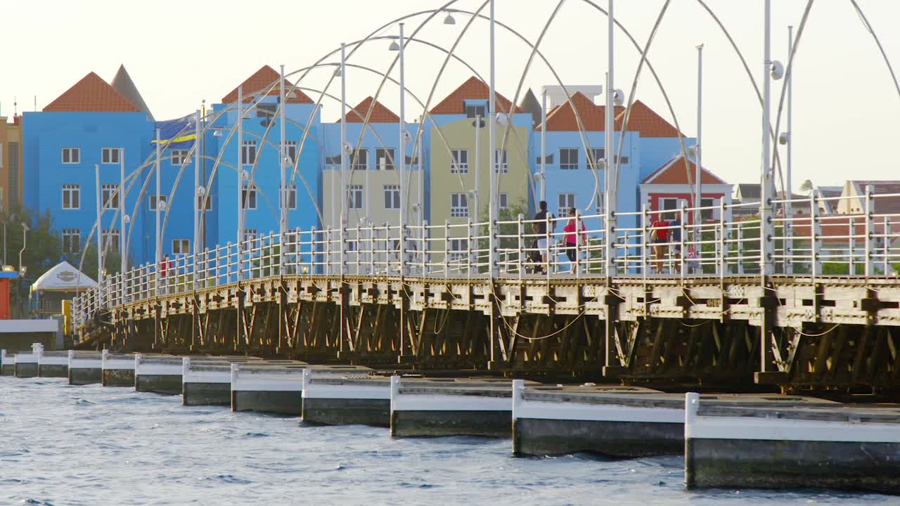 st 위의 여왕 엠마 다리