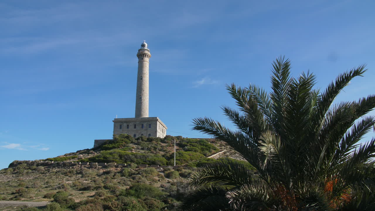 Farol de Cabo de Palos, Mar Menor, Espanha, Mar Mediterrâneo, dia ensolarado, palmeiras