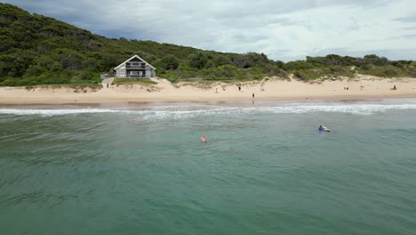 Surfclubhaus-Am-One-Mile-Beach,-NSW,-Australien