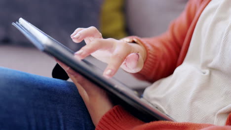 manos de mujer, tabletas en primer plano