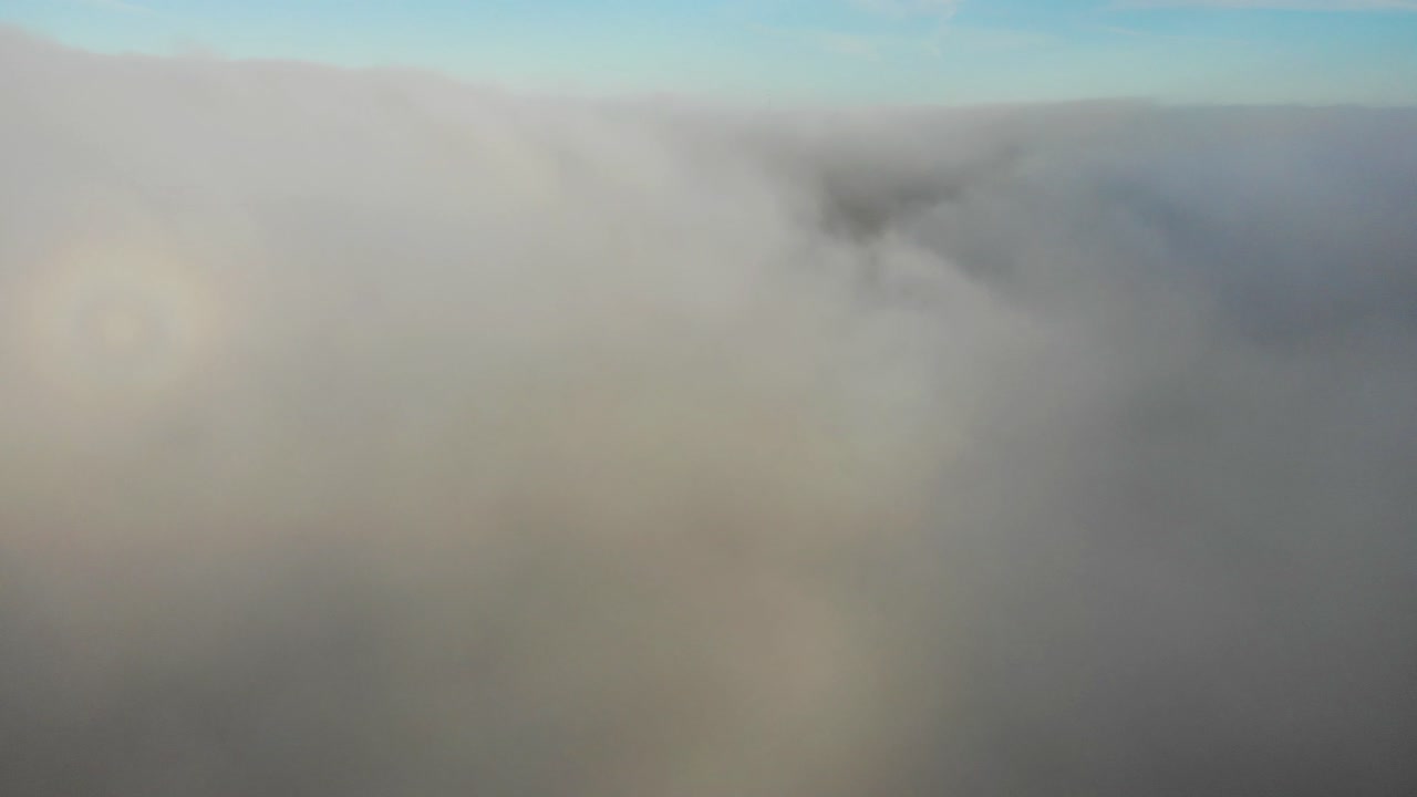 푸른 하늘을 드러내기 위해 구름을 뚫고 올라가는 공중 촬영