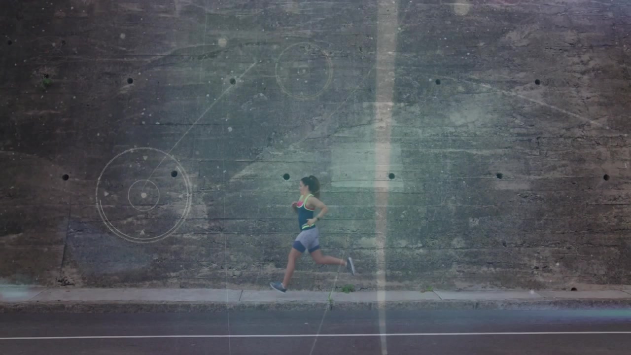 Corritrice che scatta davanti a un muro, con grafici tecnologici di fitness traslucidi, circolari e lineari