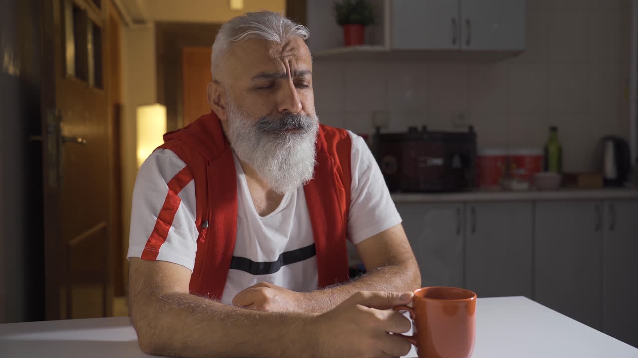 el hombre maduro está enojado y pensativo.