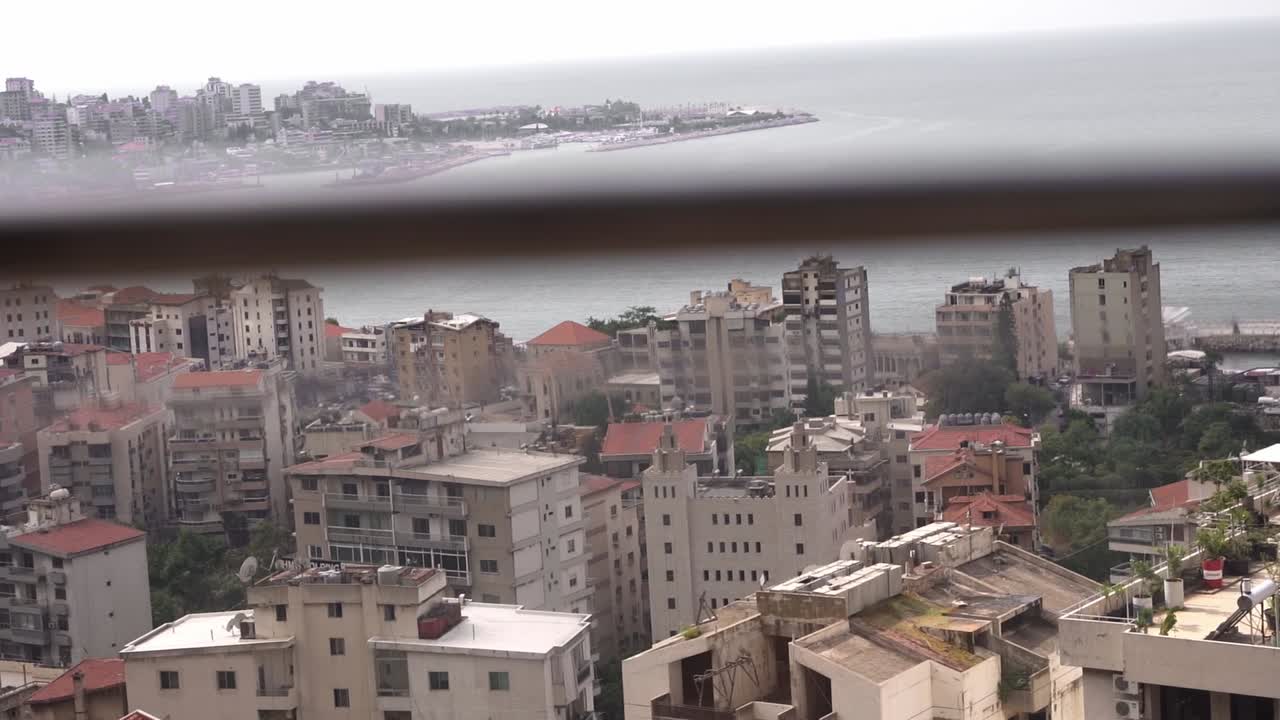 paisaje pintoresco de la ciudad ubicada cerca del mar sin fin