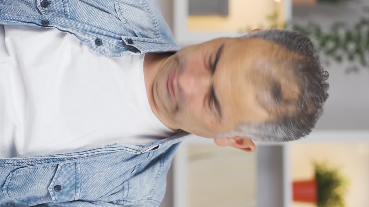 video vertical de un hombre con dolor de cuello.