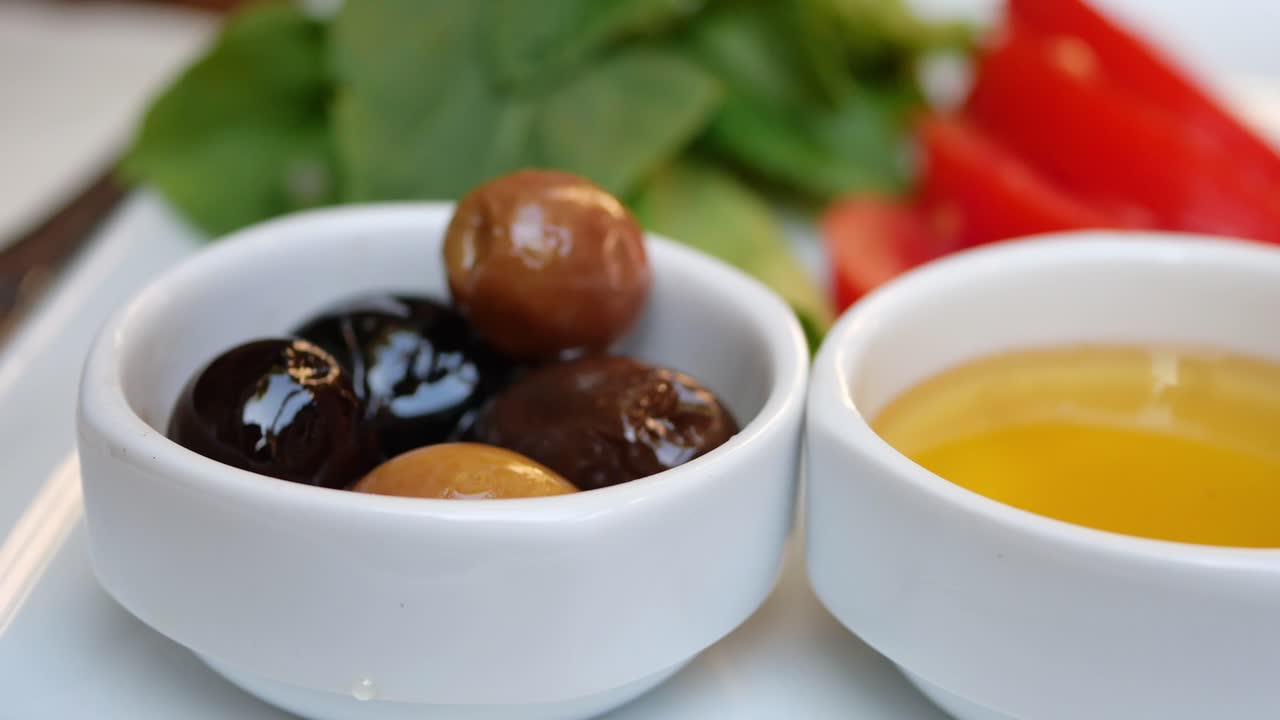 aceitunas con aderezo para ensaladas y verduras