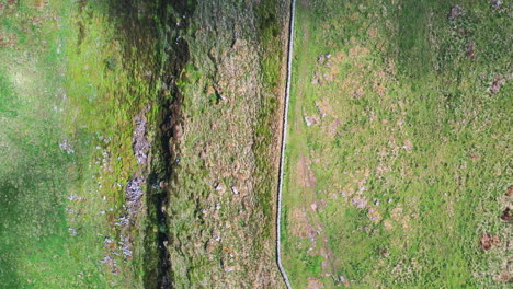 Vista-De-Pájaro-De-Una-Sección-Del-Muro-De-Hadria,-Sombra-De-Nubes-En-Tiro