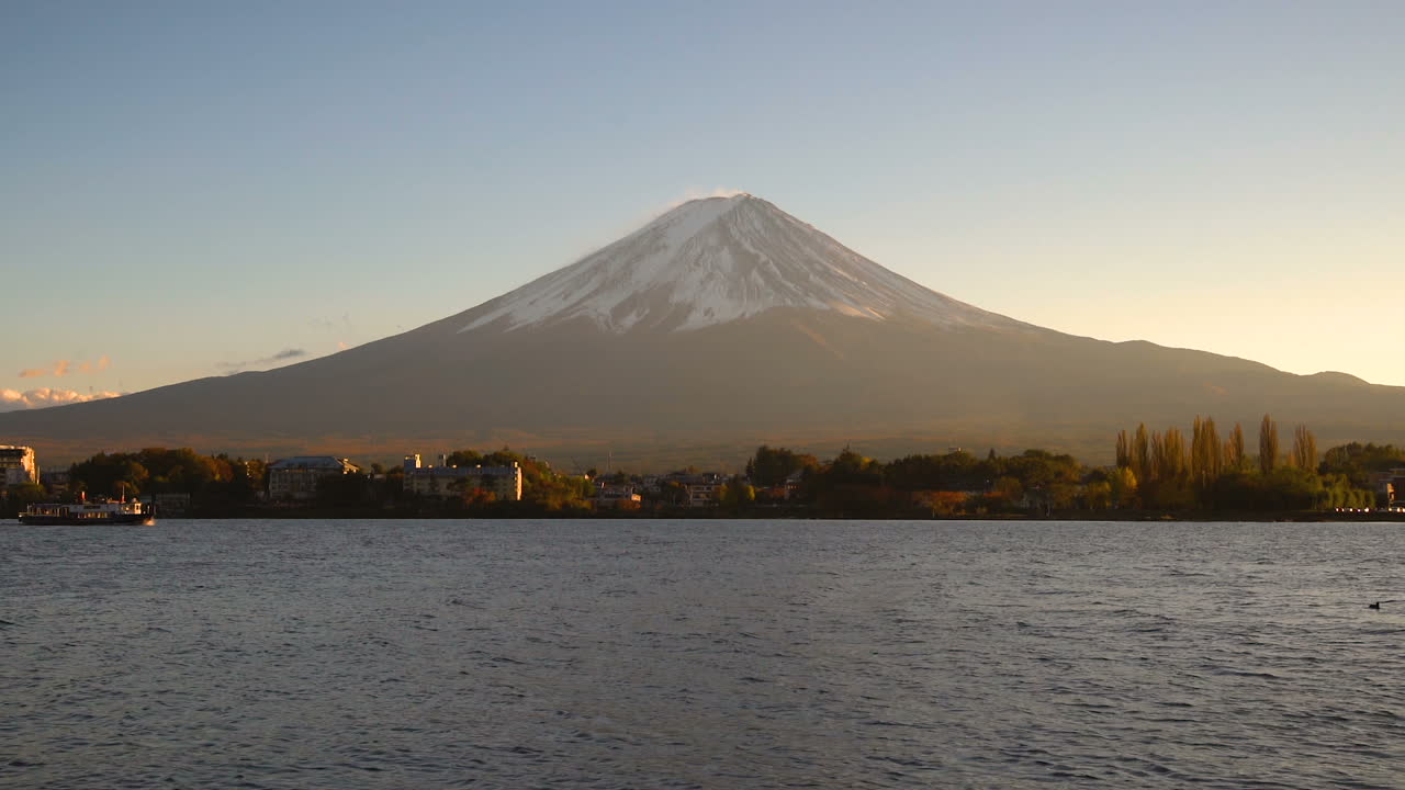 Monte Fuji visto dal Lago Kawaguchiko, Giappone.