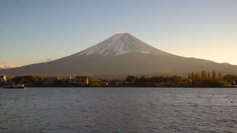 el monte fuji visto desde el lago kawaguchiko , japón