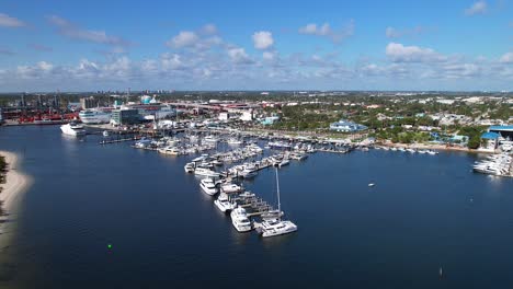 marina ocupada en florida en el verano aérea