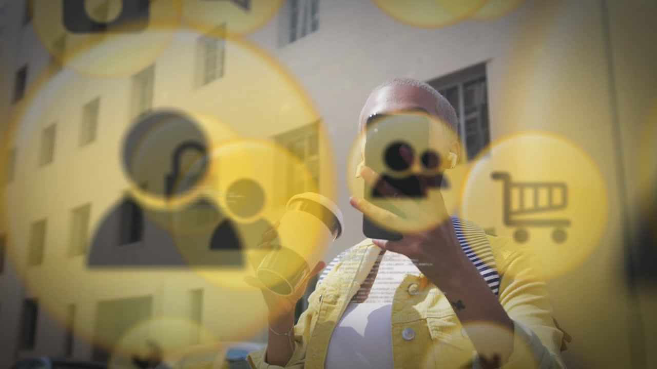 소셜 미디어 아이콘의 애니메이션과 스마트 폰을 사용하는 두 인종 여성에 대한 데이터 처리