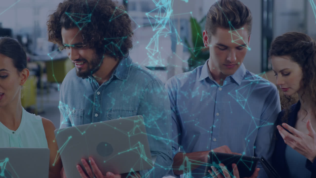 animación de la red de conexiones con iconos sobre diversas personas de negocios hablando