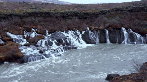 Statischer-Schuss-Von-Hraunfossar-wasserfällen-Und-Fließendem-Strom-Mit-Schöner-Landschaft-Von-Island