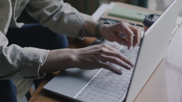 Person arbeitet am Laptop im Café