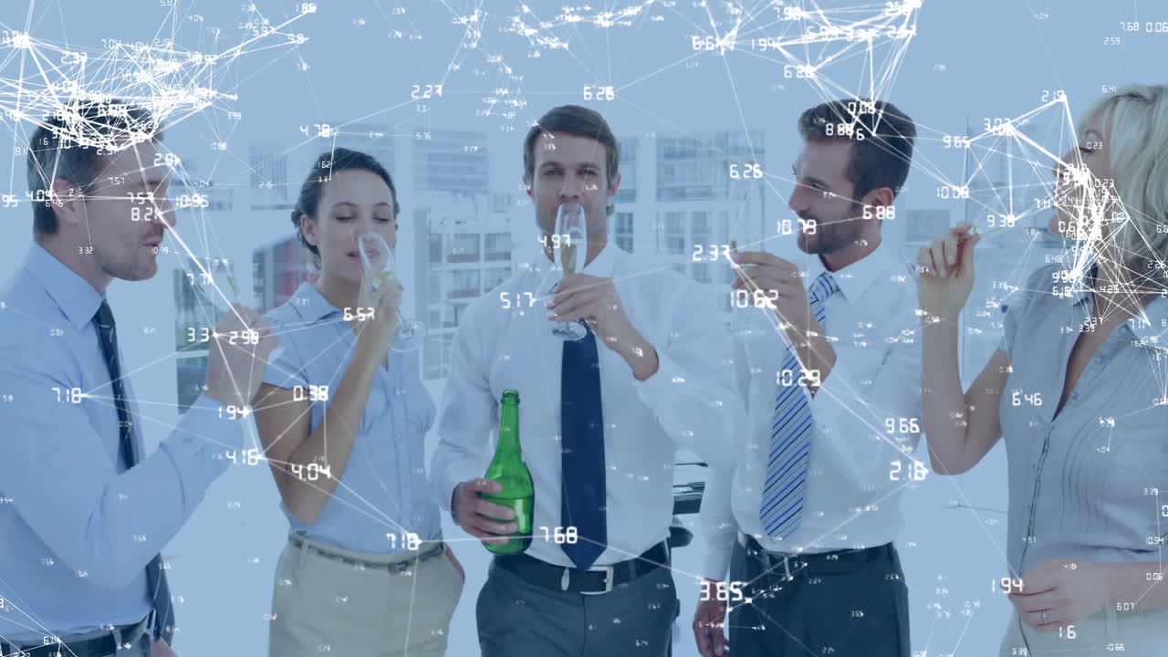 네트워크 연결과 데이터 처리 애니메이션으로 비즈니스 사람들을 축하합니다.