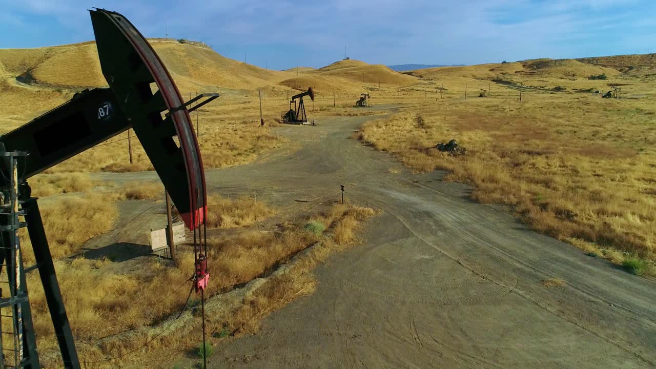 4k 드론이 작동하는 석유 기지  ⁇ 을 가로질러 날아갑니다.