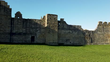 Warkworth-Castle-in-Northumberland,-England,-UK