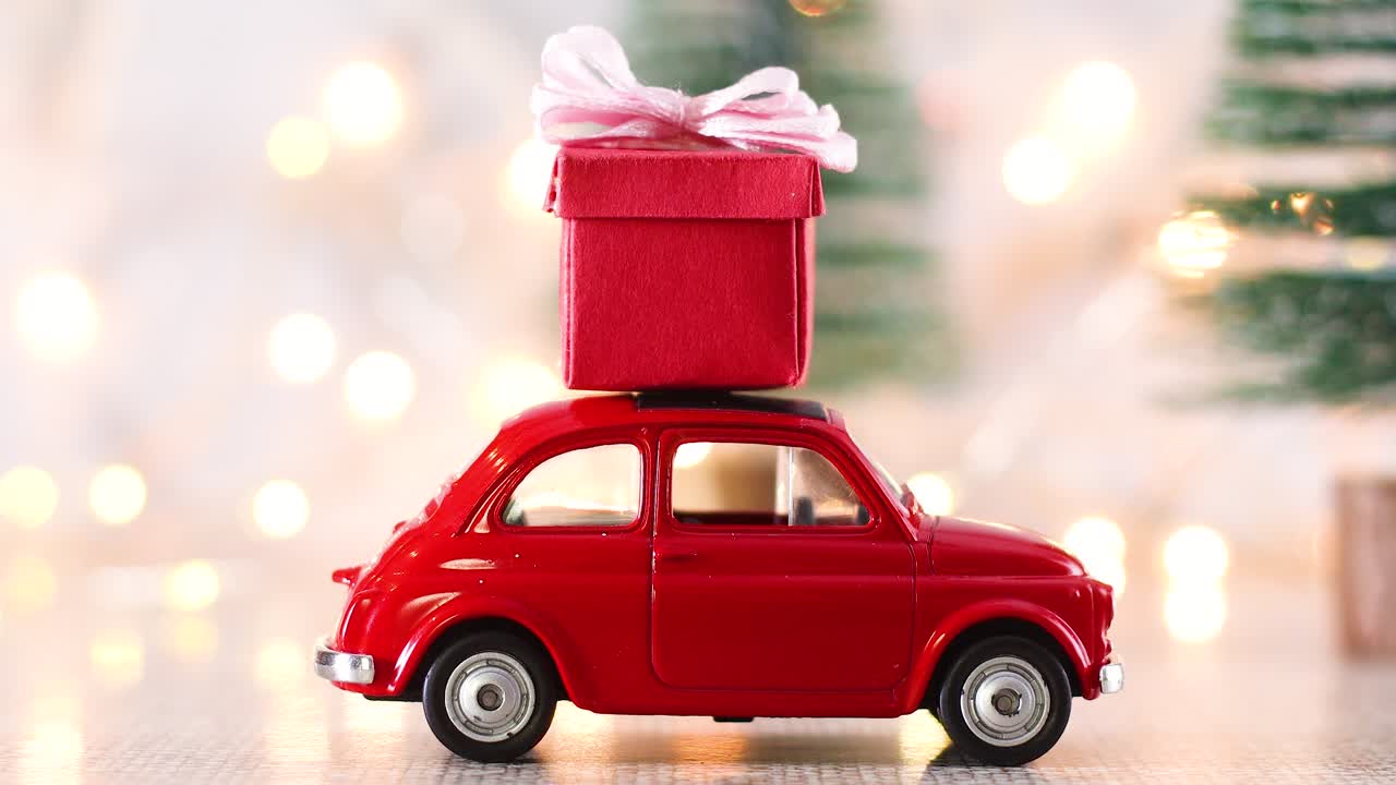 luces parpadeantes y mini coche rojo con ornamento de navidad rojo en el techo