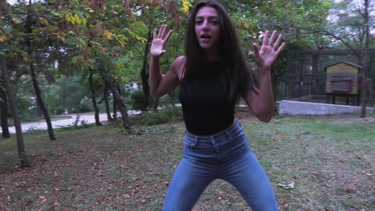 chica caliente bailando con movimientos de baile hip en un parque