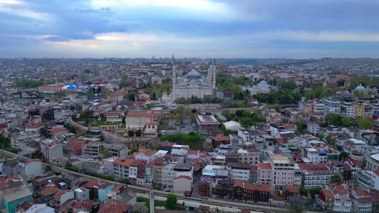 Genişleyen İstanbul şehir manzarasında Sultan Ahmet Camii ve Ayasofya öne çıkıyor, arka planda Boğaz görünüyor. En iyi havadan ters uçuş drone panoraması.