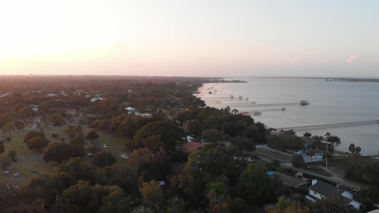 toma aérea del barrio del sur de florida con muelles que conducen al río durante la puesta de sol