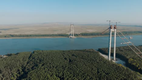 Vista-Aérea-Del-Puente-Brăila-En-Rumania,-En-Construcción-Sobre-El-Río-Danubio---Disparo-De-Drones