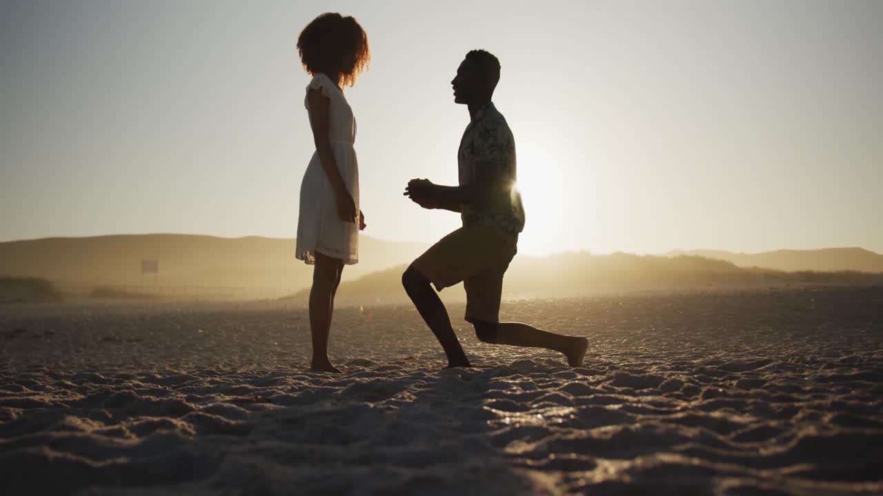 해변에서 결혼을 제안하는 아프리카계 미국인