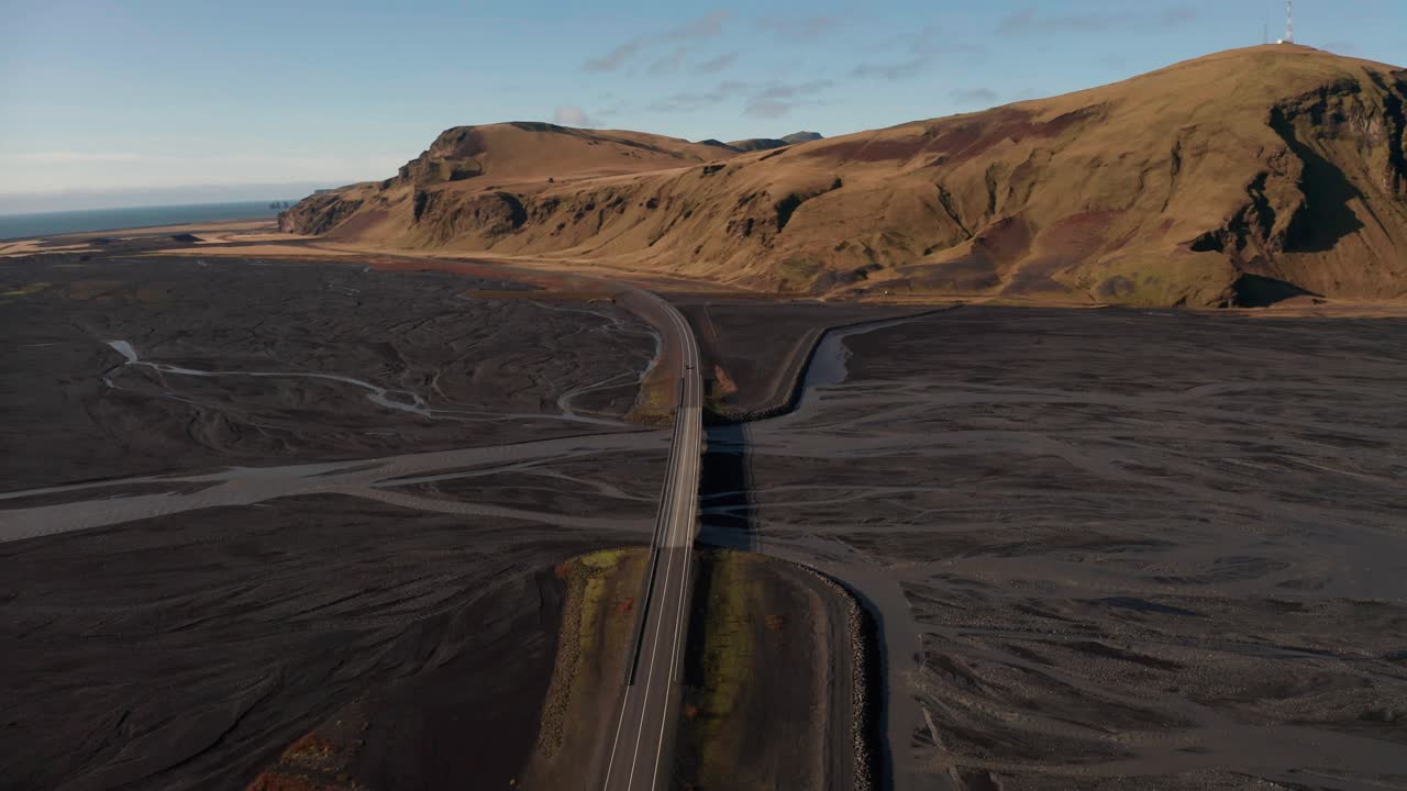 vista aérea del puente de cruce de automóviles sobre ríos en la carretera de circunvalación, sur de islandia - drone estático