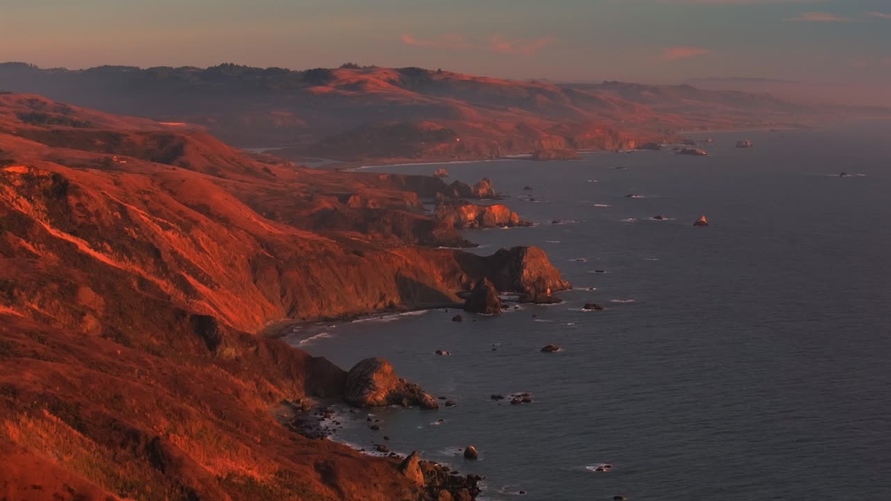 보데가 볼리나스 베이, 소노마 코스트 주립 공원, 바람이 부는 태평양, 경치 좋은 해안 고속도로, 캘리포니아, 공중 드론, 정적 촬영, 골든 선, 포트 로스, 레드우드 포인트, 레이스, 빅 서, 살몬 크리크