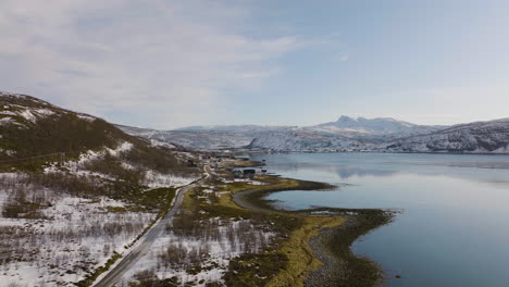 Panoramastraße-Entlang-Des-Daafjords-Durch-Verschneite-Landschaft,-Ringvassoya