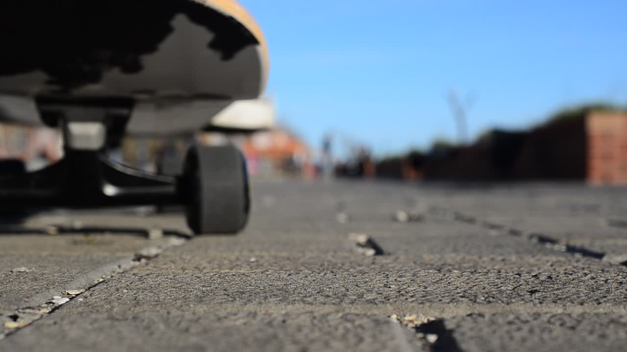 Skateboard in azione. Andare in skateboard