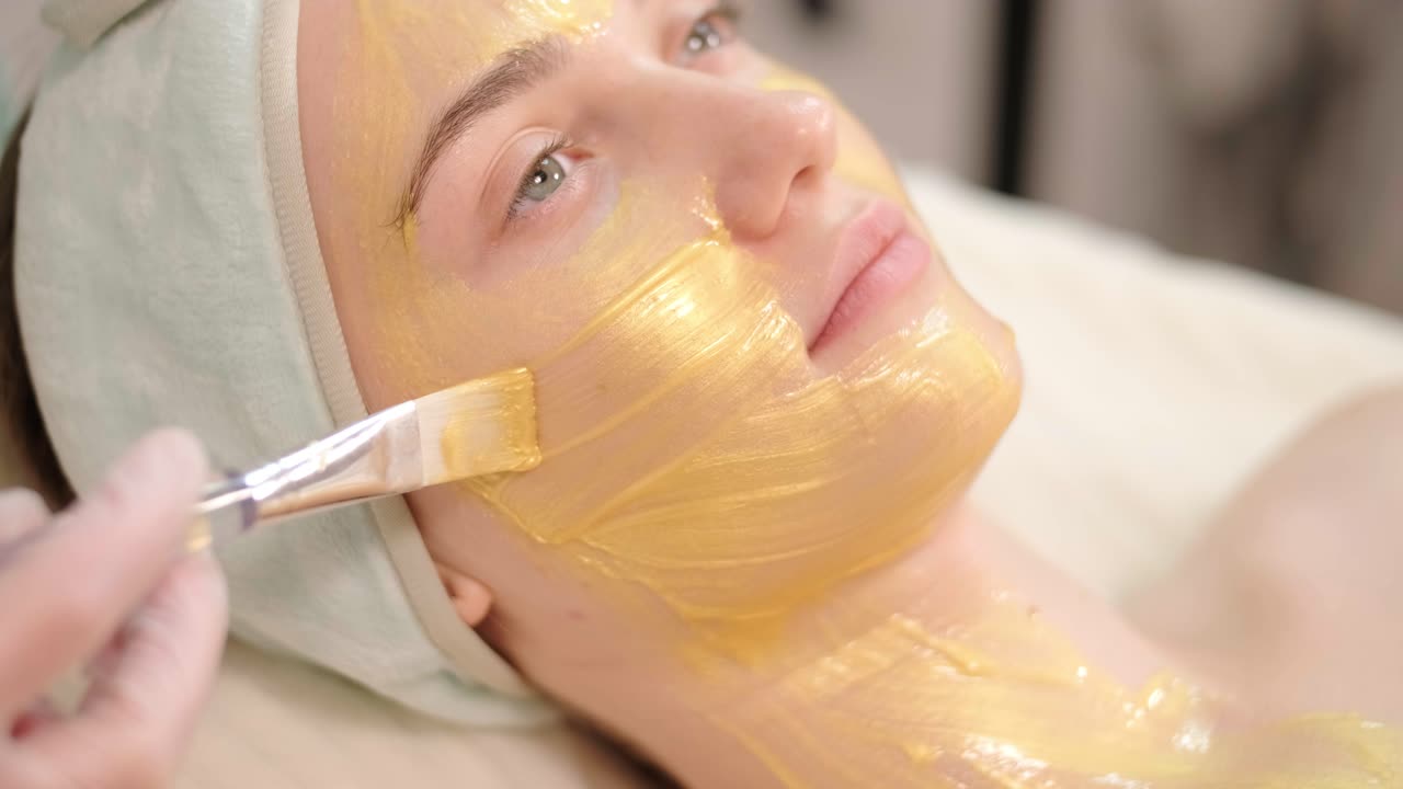 Profesjonelle ansiktsbehandlinger på en moderne kosmetologiklinikk