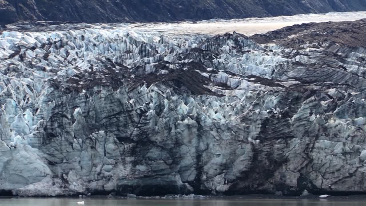 primer plano de un glaciar cubierto de polvo volcánico en el parque nacional de la bahía de los glaciares, alaska