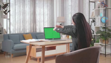 가정에서 온라인 회의 중에 스트레칭하는 여성