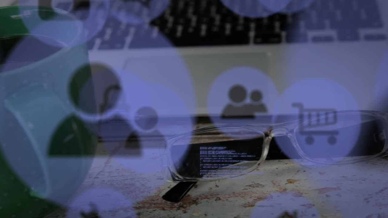 아이콘의 애니메이션과 데이터 처리 노트북에서 책상 위의 커피와 함께.