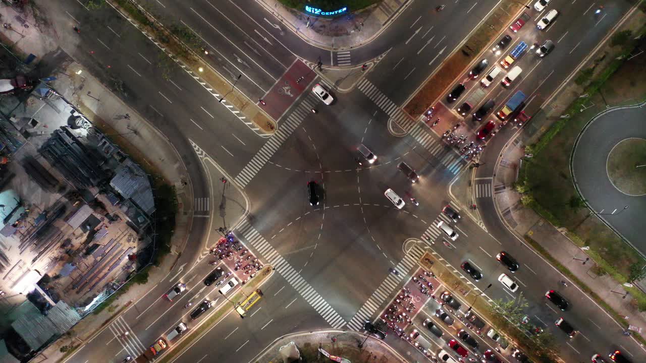 vista aérea nocturna de una intersección muy transitada