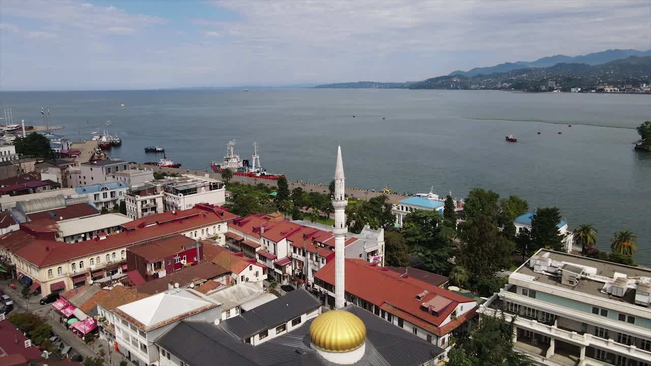 Karadeniz kıyısına yakın Batum Camii'nin havadan çekimi, yoldan geçen arabalarla birlikte.
