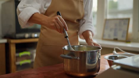 mujer horneando en la cocina