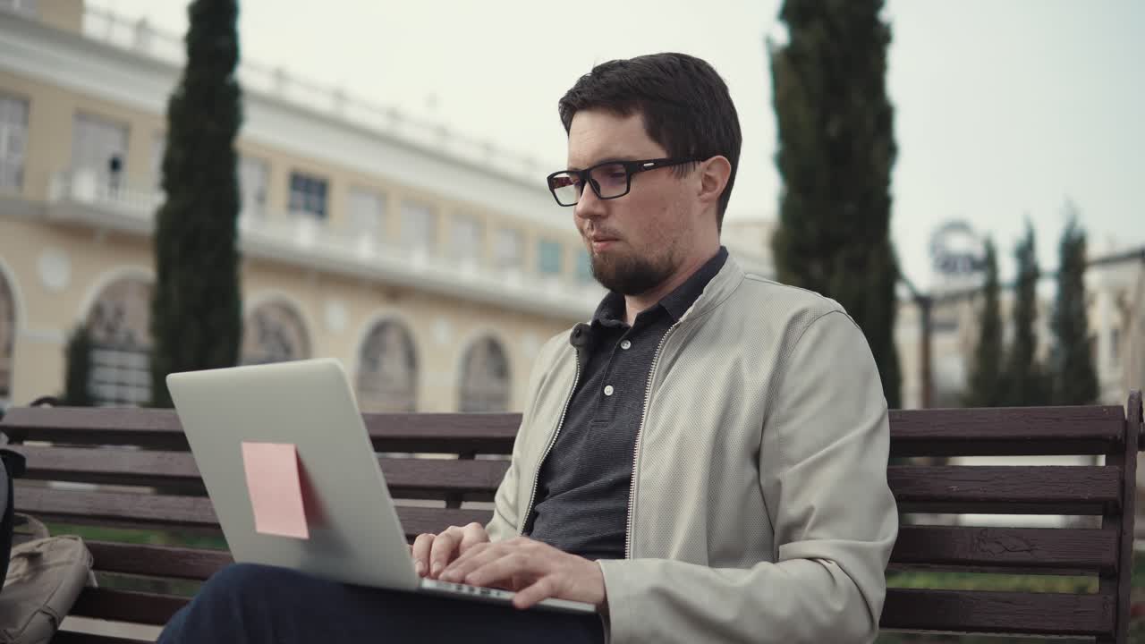 hombre trabajando en una laptop al aire libre