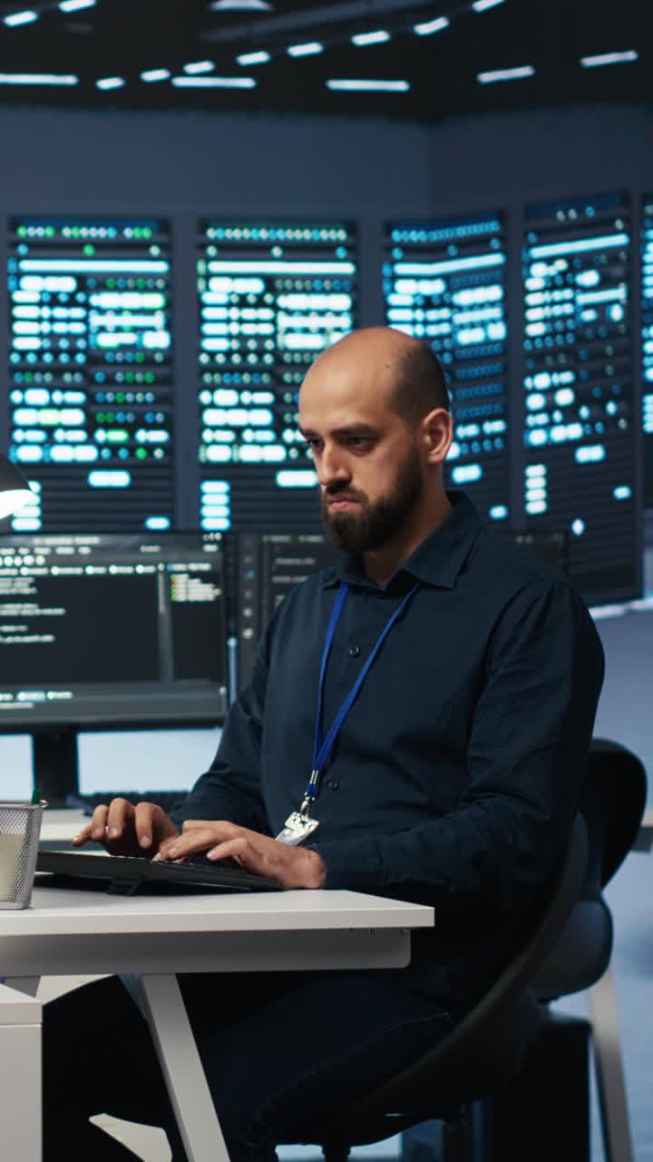 Fokusert IT-ingeniør som skriver på tastatur i datasenter