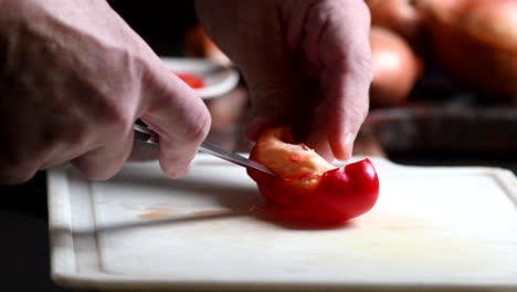 Eine-Rote-Paprika-Auf-Einem-Weißen-Plastikbrett-Hacken