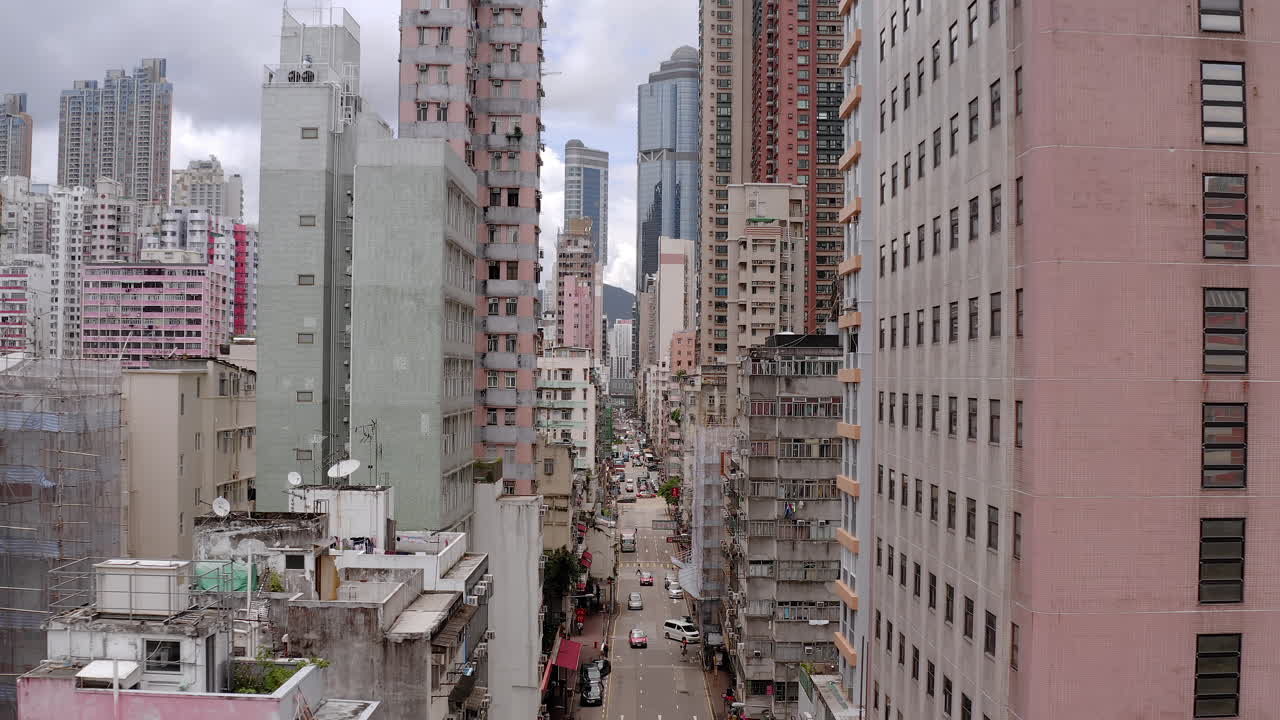 horizonte de hong kong, vista panorámica diurna, viejos edificios residenciales, rascacielos, puntos de referencia, problemas de vivienda, asia, ciudad sobrepoblada, casas pequeñas, tiro aéreo entre edificios, metrópolis abarrotada