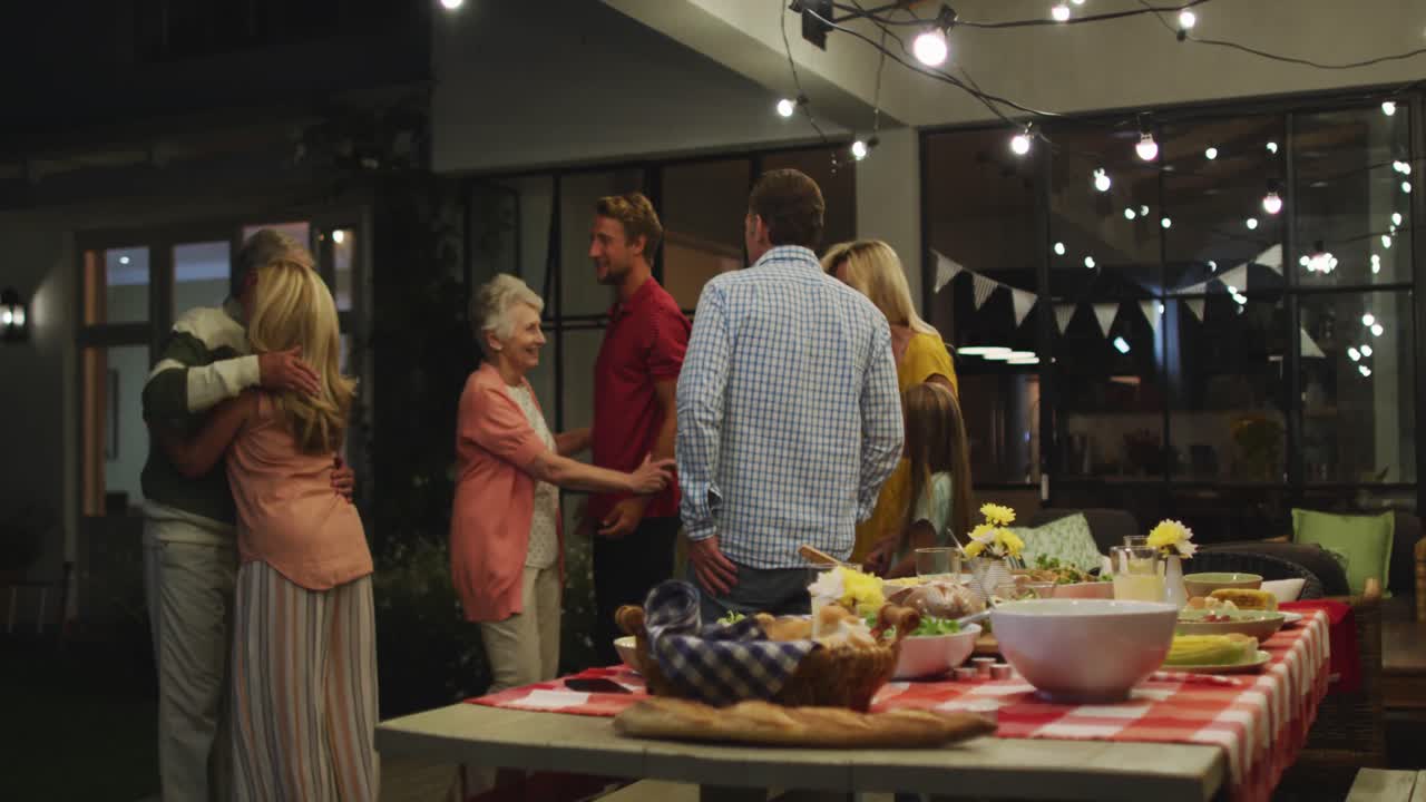 una familia feliz cenando juntos.