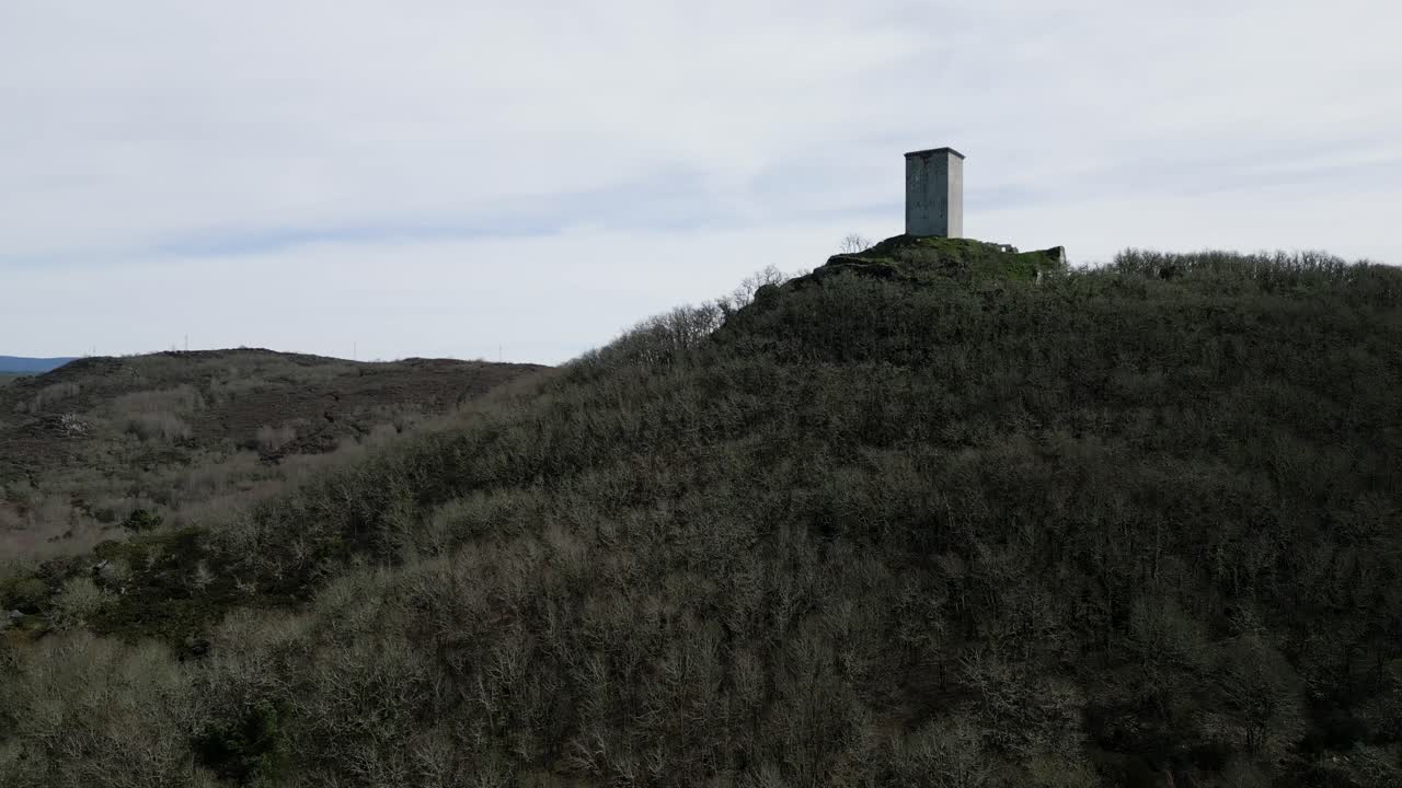 las ruinas de la torre solitaria de pena, xinzo de limia, vista desde la cima de la colina, españa - aérea