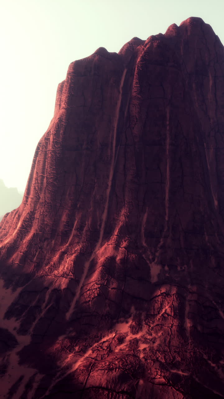 황량한 사막 풍경 속의 웅장한 은 바위 산